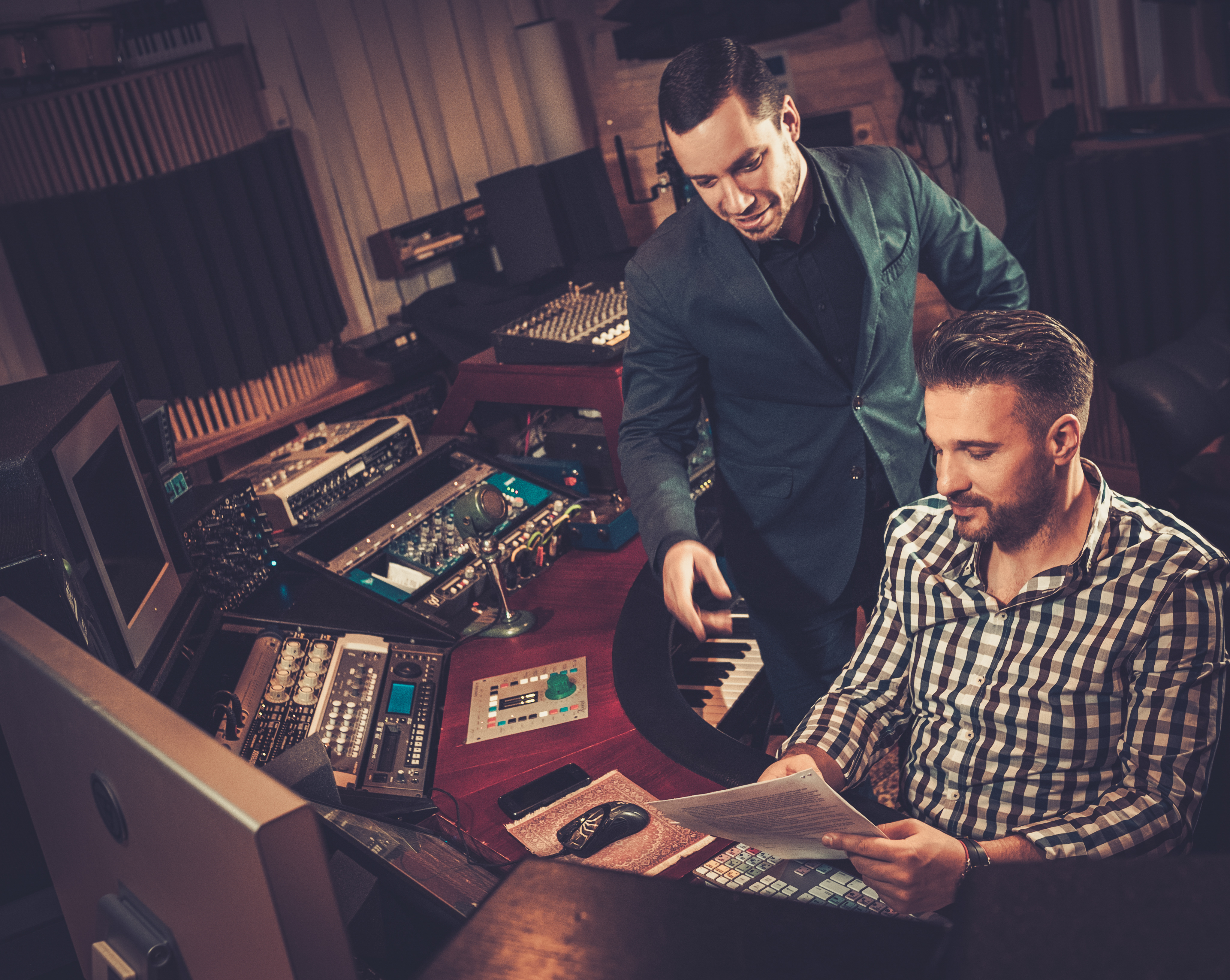 un ingénieur son devant son poste de travail