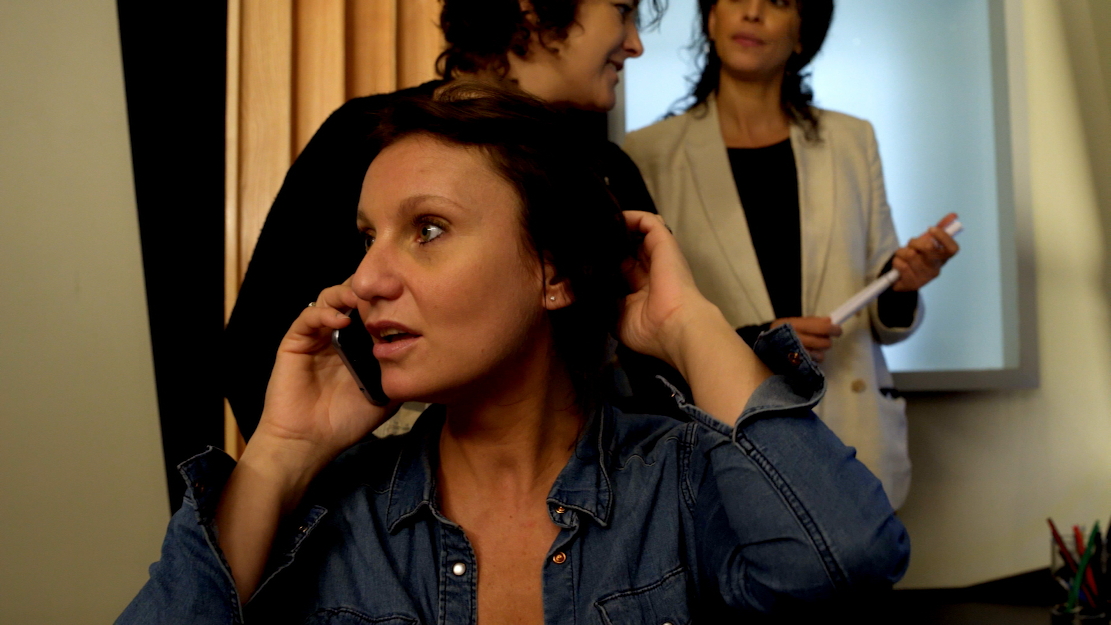 une directrice artistique au téléphone